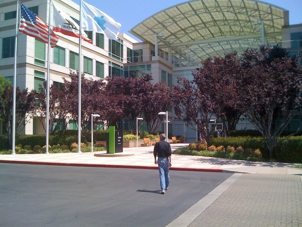 Steve Jobs At Apple HQ 1024x768